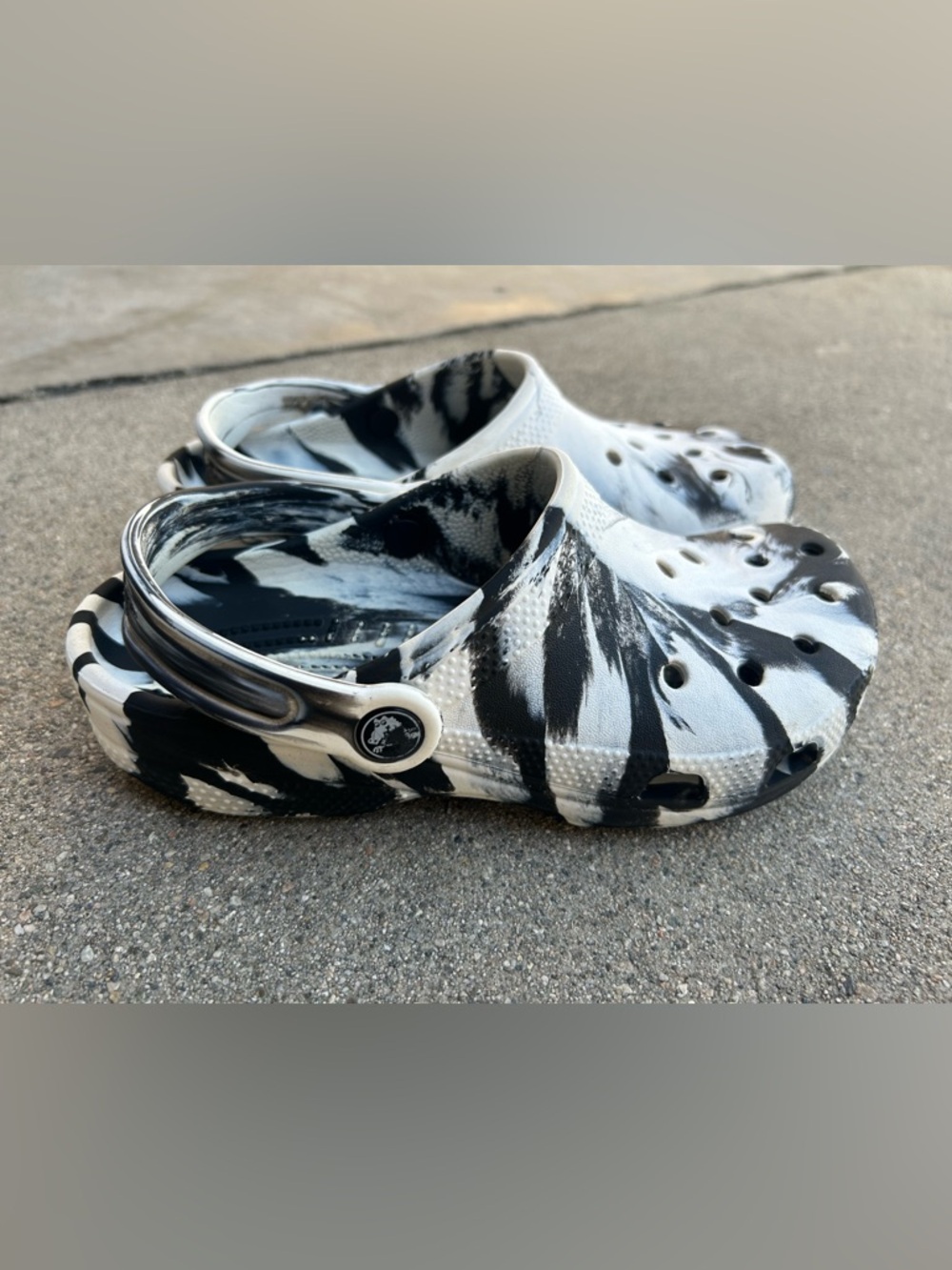 CROCS Big Kids Classic Black/White Marbled Clogs size J3 - Picture 3 of 3